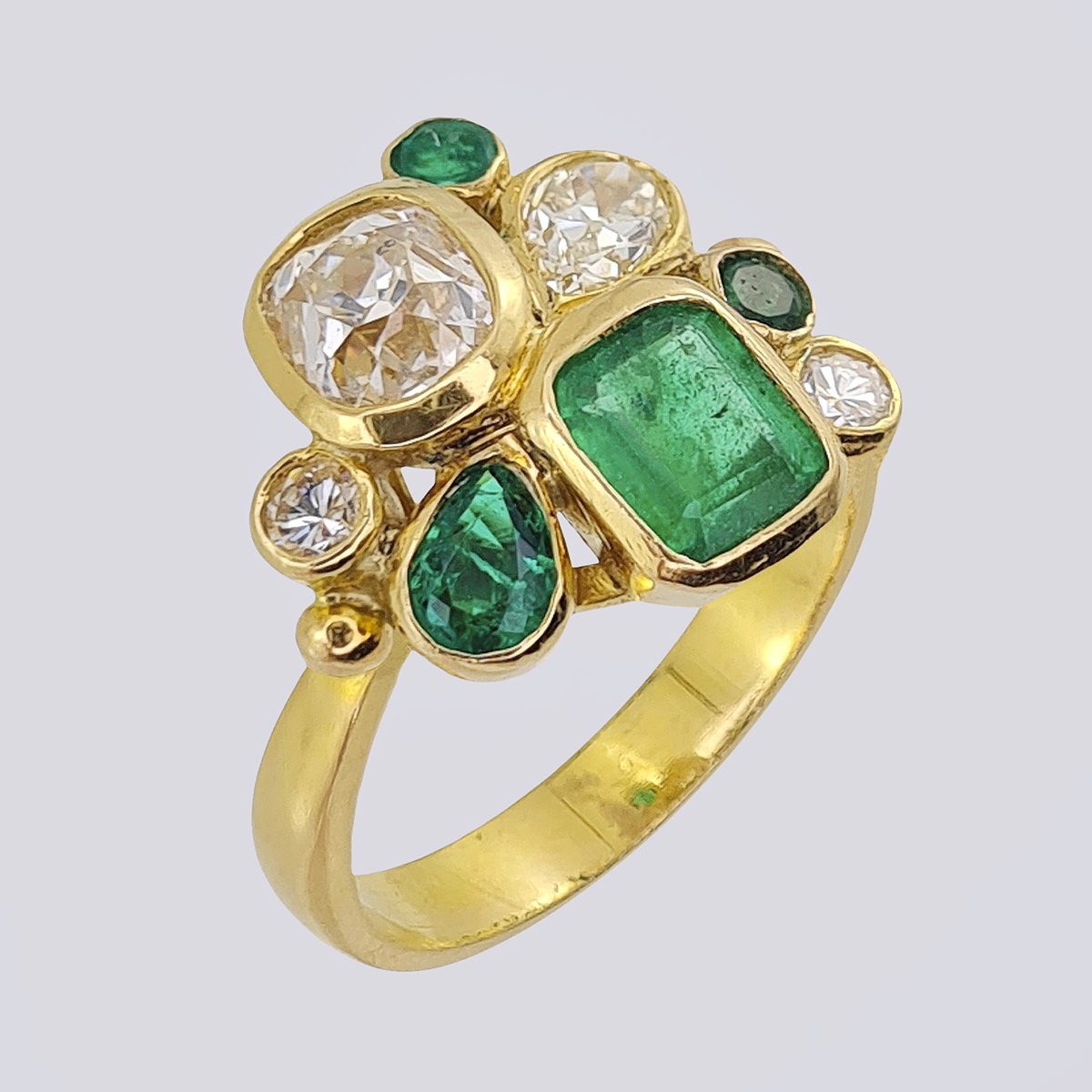 Золотое кольцо 750 пробы с бриллиантами старой огранки и изумрудами природными