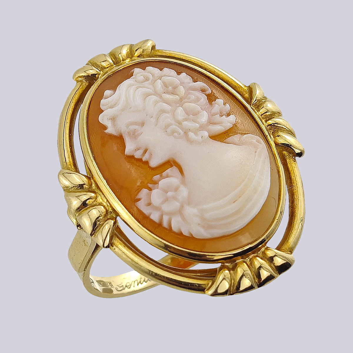Золотое кольцо камея на раковине «Профиль девушки» (размер 17,5, 750 проба, Италия)