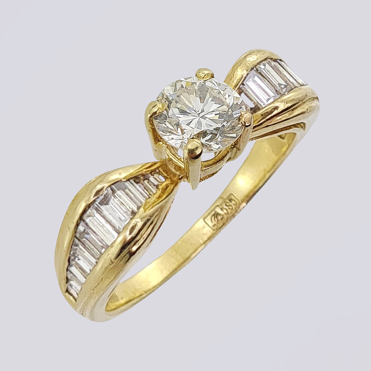 Кольцо золотое 585-й пробы с бриллиантами