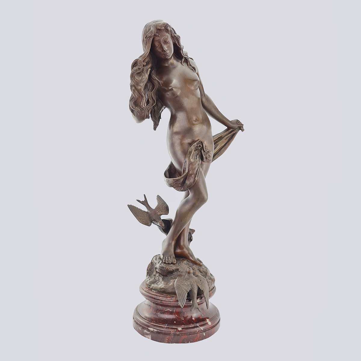 Скульптура «Девушка с голубями» из бронзы конца 19 века (E. Wante)