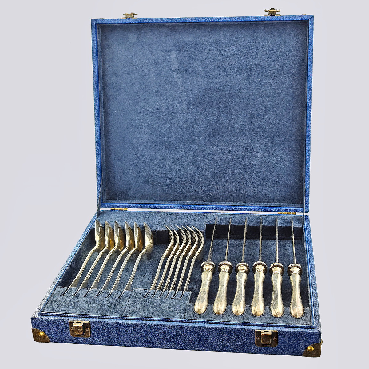 Столовый серебряный набор из восемнадцати предметов XIX века